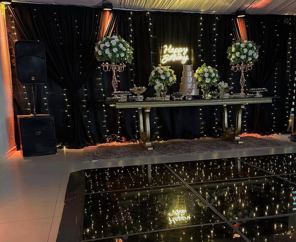 Mesa do bolo com painel black & gold e letreiro luminoso